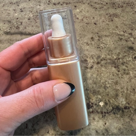 NEW BABE LOCKS DENSIFYING HAIR SERUM
1.76 oz. - Picture 7 of 9